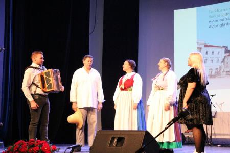 Ples in glasba izpod kamniških planin v izvedbi Folklorne skupine Kamnik in njihovih prijateljev  (11)